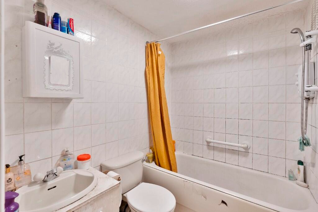 Calder Grove, Edinburgh, EH11 - 3